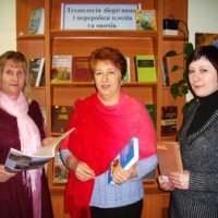 провідний бібліотекар Фіткаленко Марія Миколаївна;  бібліотекар І категорії Тодосійчук Людмила Володимирівна;  бібліотекар ІІ категорії Маєвська Тетяна Антонівна